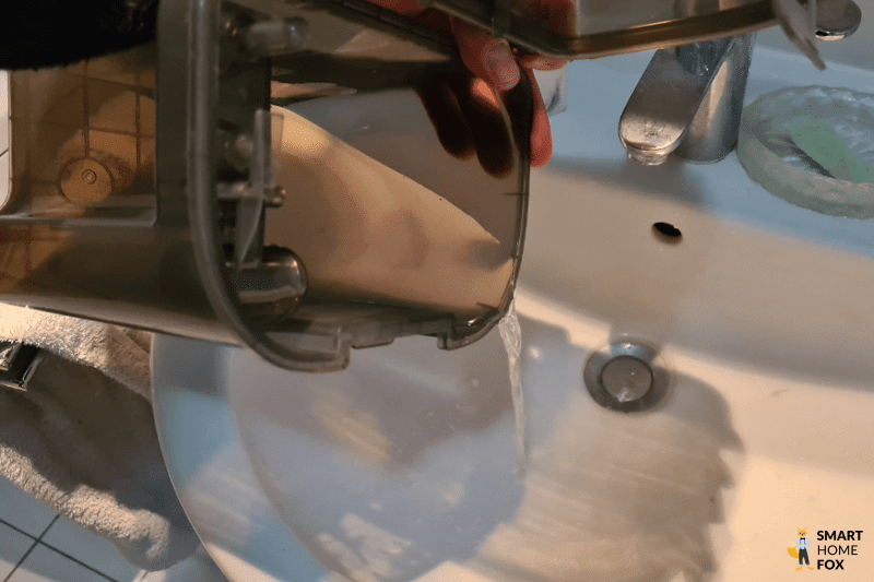 Слив грязной воды из Дрим L10s Ultra.